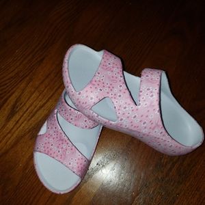 NWT Breast Cancer Slides Sandals